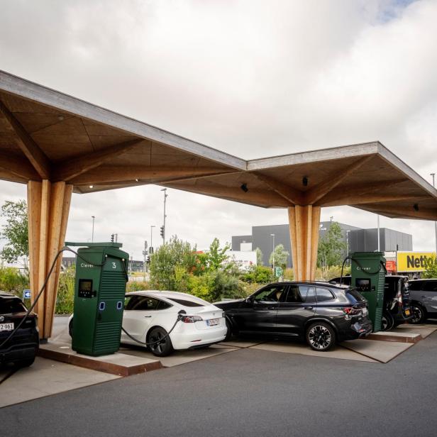 Elektroautos an einer Ladestation