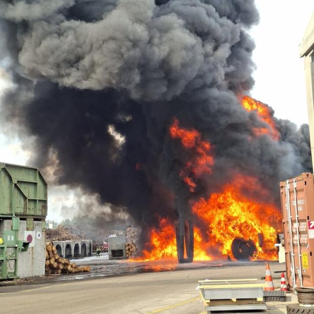 Mächtiger Brand in Sägewerk