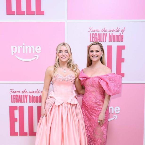 Lexi Minetree (25) und Reese Witherspoon (50) in rosa Kleidern bei der Premiere von Elle
