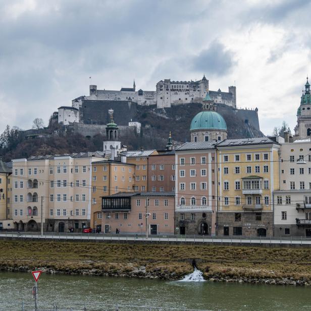 Salzburgs Altstadt mit bunten Häusern und der Festung Hohensalzburg auf dem Hügel über der Salzach.