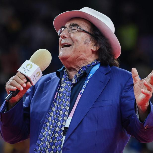 Der italienische Sänger Al Bano tritt mit einem Mikrofon der Paris 2024 Paralympics auf.