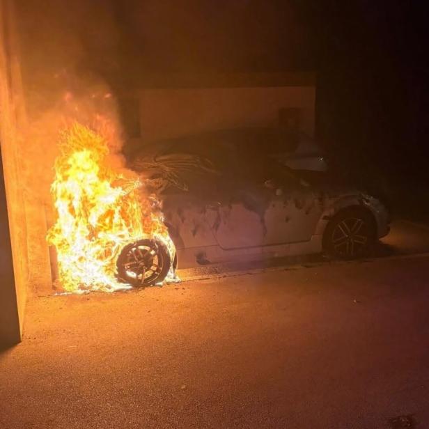 Ein brennendes Auto