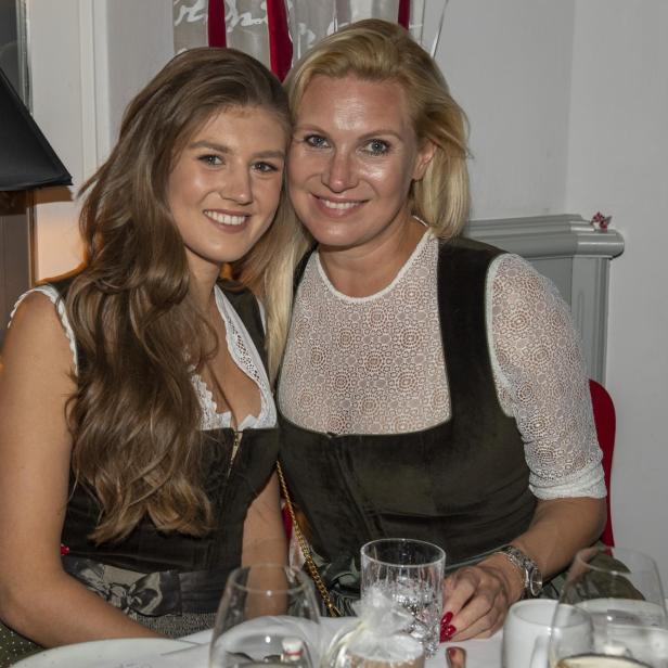 Magdalena Brzeska und ihre Tochter Caprice Peschel (links)