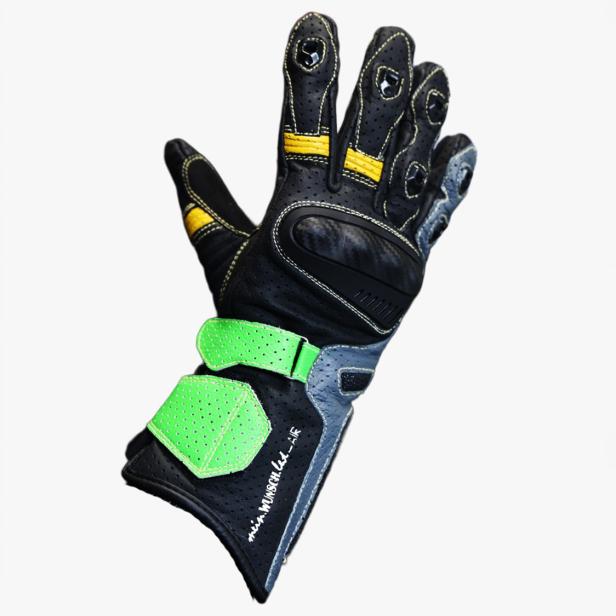 Motorrad-Handschuh in Schwarz mit grünen und gelben Details.