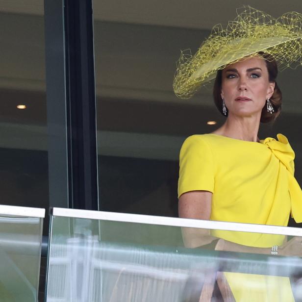 Prinzessin Kate trägt einen gelben Hut und ein gelbes Kleid