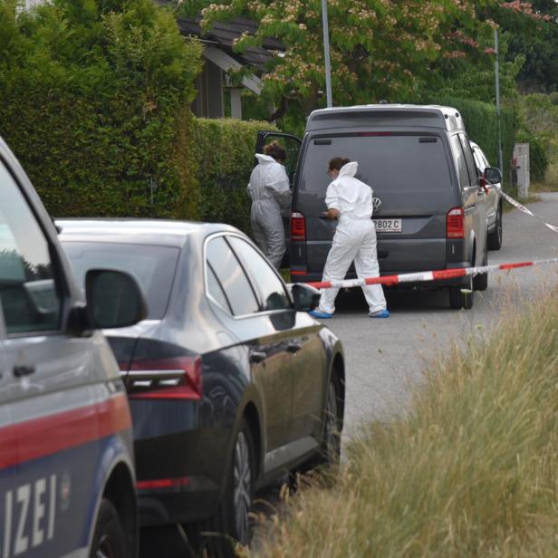 Polizei und Spurensicherung arbeiten an einem abgesperrten Wohnhaus.