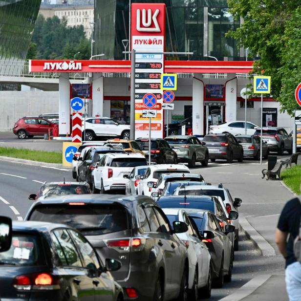 Lange Schlangen, leere Tankstellen: In ganz Moskau fehlt Benzin. 