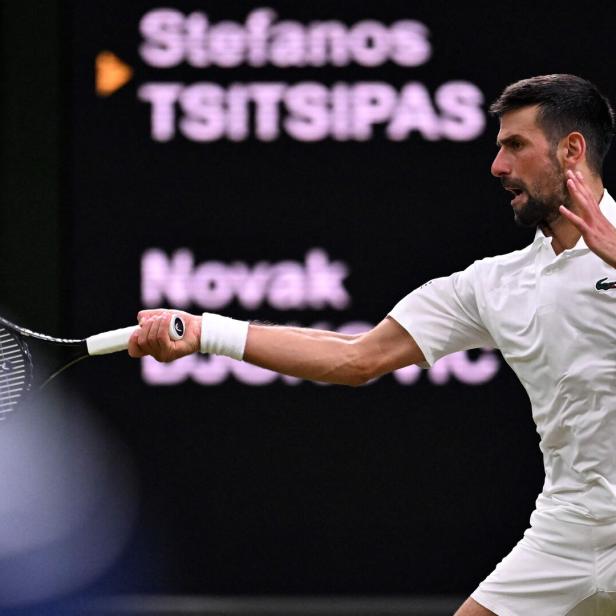 Novak Djokovic schlägt den Ball
