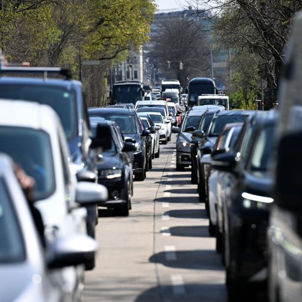 ++ THEMENBILD ++ VERKEHR / STAU / FAHRZEUGE / PKW / STADTVERKEHR / REISEVERKEHR / OSTERVERKEHR / SPRITVERBRAUCH / BENZINPREISE / VERKEHRSAUFKOMMEN