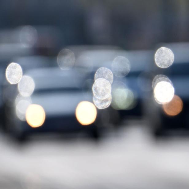 ++ THEMENBILD ++ VERKEHR / STAU / FAHRZEUGE / PKW / STADTVERKEHR / REISEVERKEHR / OSTERVERKEHR / SPRITVERBRAUCH / BENZINPREISE / VERKEHRSAUFKOMMEN