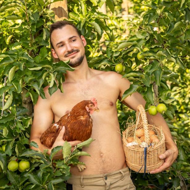 Mann mit Huhn und Eierkorb