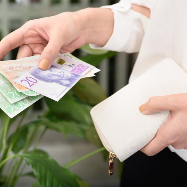 Woman paying with swedish money (new kind)