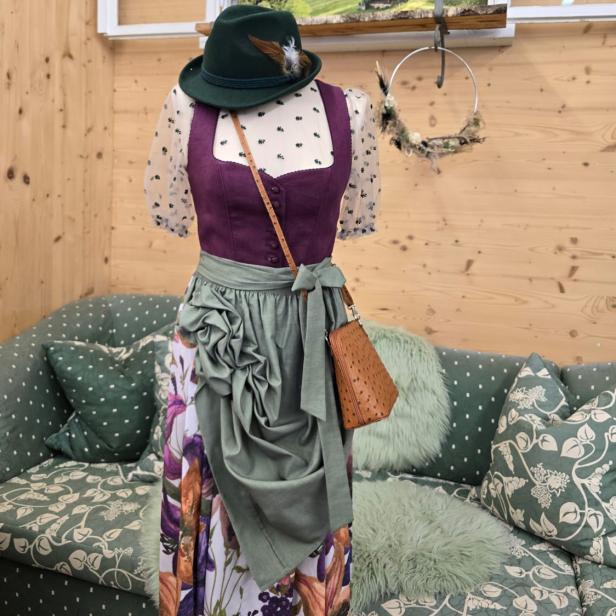 Schaufensterpuppe mit Dirndl und Trachtenhut