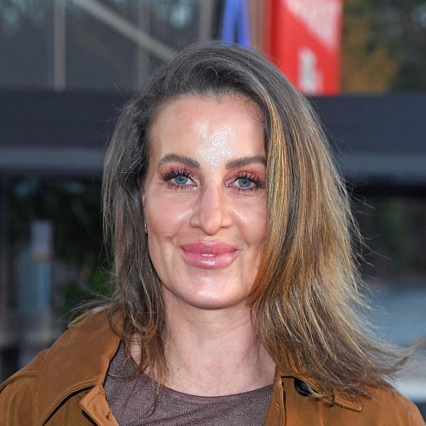 Charlotte Engelhardt lächelt in brauner Jacke.