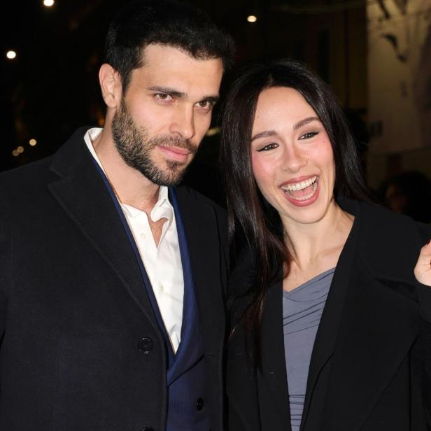 Goffredo Cerza und Aurora Ramazzotti winken in die Kamera