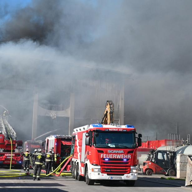 ++ HANDOUT ++ BRAND EINER MÜLLHALLE IN WIEN - TANGENTE WEITERHIN GESPERRT