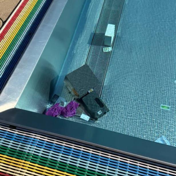 Geldkassette im Schwimmbecken