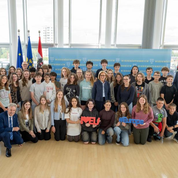 Die Schulklasse des BG/BRG Neunkirchen steht als Gruppe im Landhaus in St. Pölten.