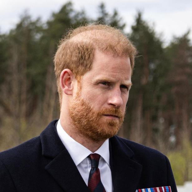 Prinz Harry in einem dunklen Anzug blickt ernst drein