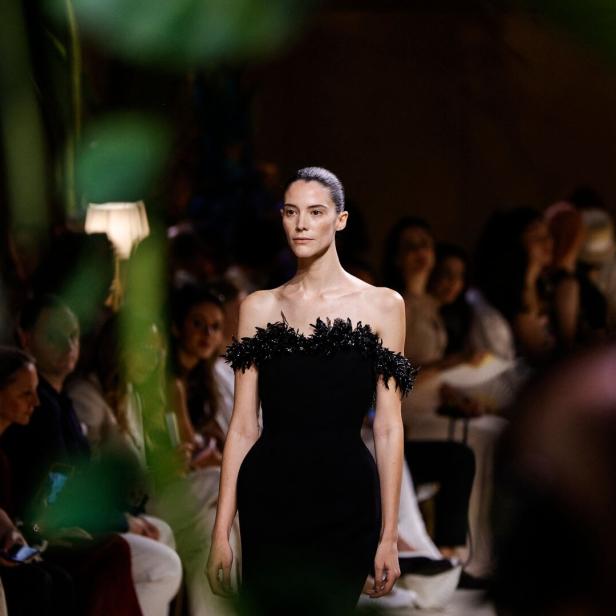 Model in einem schwarzen Kleid bei der Chanel Haute Couture Fall/Winter 2027 Schau