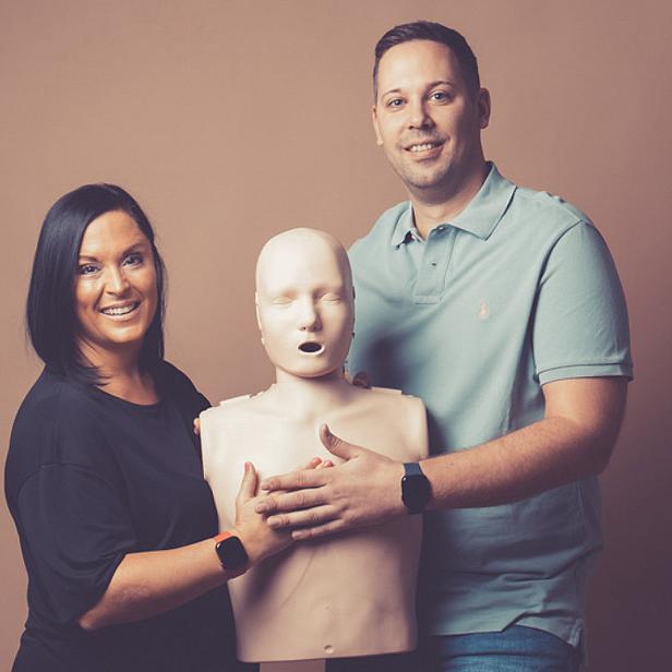 Zwei Personen mit einer Reanimationspuppe.