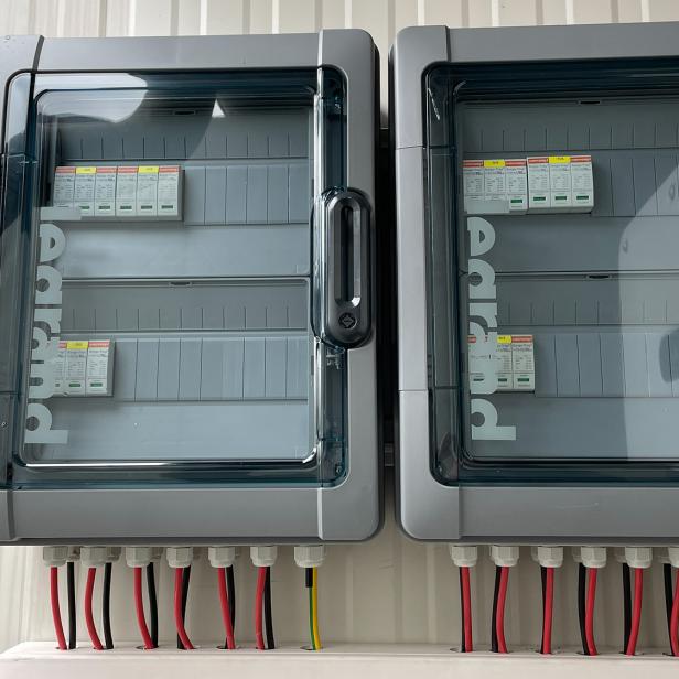 Zwei elektrische Schaltschränke mit Sicherungen und Kabeln.