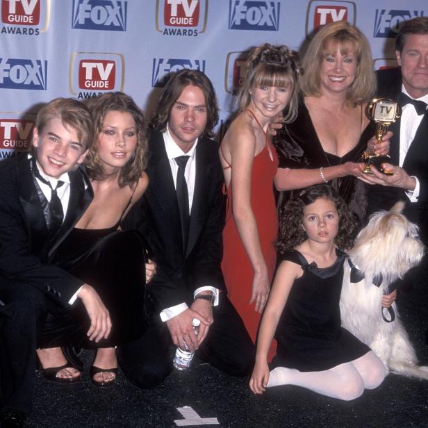 Darsteller von „Eine himmlische Familie“ posieren bei den TV Guide Awards mit einem Pokal vor einer Fox- und TV-Guide-Wand.