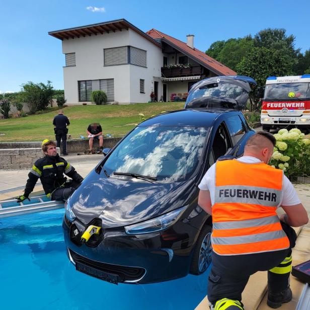 E-Car droht ins Pool zu stürzen
