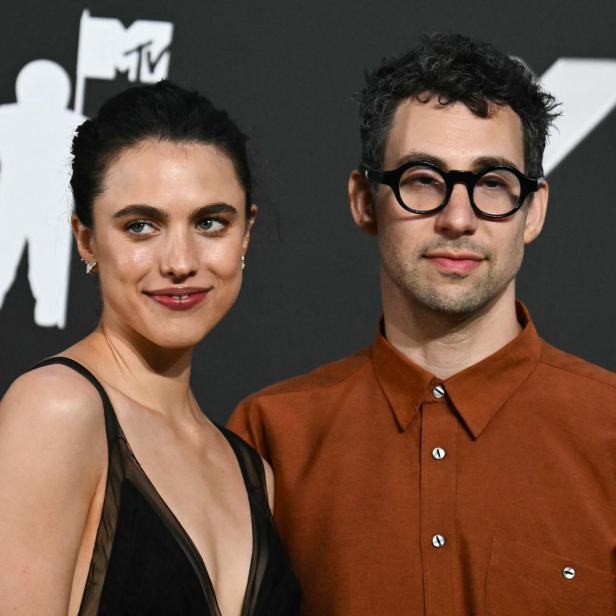 Margaret Qualley und Jack Antonoff lächeln in die Kamera