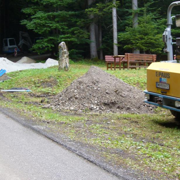 Glasfaser-Baustelle am Rande der Gedenkstätte.