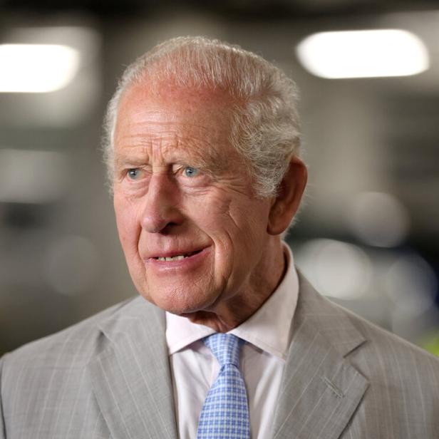 König Charles III. trägt einen grauen Anzug mit einem hellblauen gemusterten Schlips und einem passenden Einstecktuch.