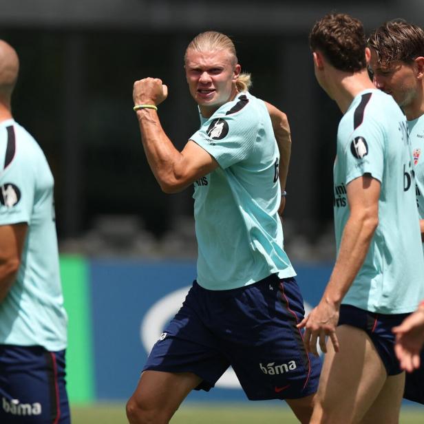 Erling Haaland ballt beim Training der Norweger die Faust