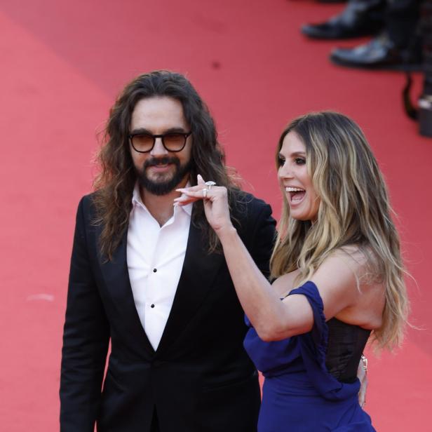 Heidi Klum und Tom Kaulitz posieren gemeinsam auf einem roten Teppich.