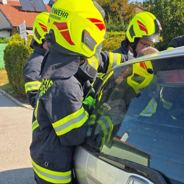 Die Feuerwehr musste die Seitenscheibe des Pkw einschlagen.