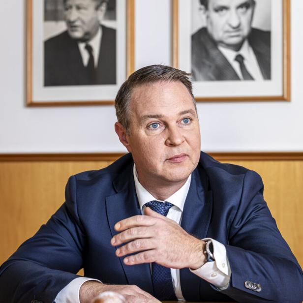 Andreas Babler (SPÖ) sitzt an einem Tisch.