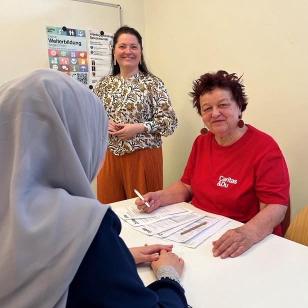 Gabriele Tauscher (re.) unterstützt seit Herbst 2025 Migranten bei der Integration. Das Projekt läuft im Bildungszentrum von Pischof