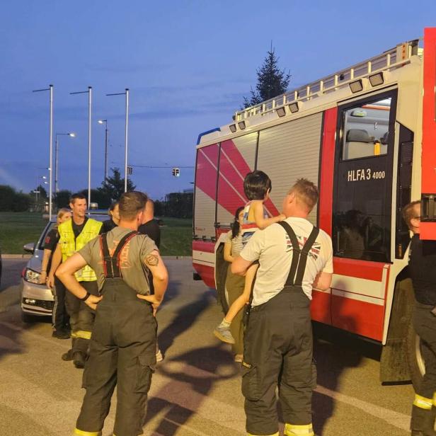 Der vierjährige Bub nach erfolgreicher Suche in den Armen eines Feuerwehrmannes.