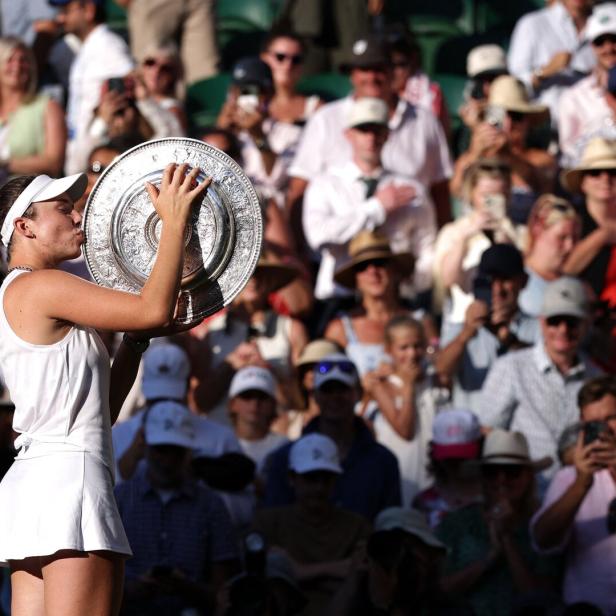 Linda Noskova mit der Wimbledon-Schale