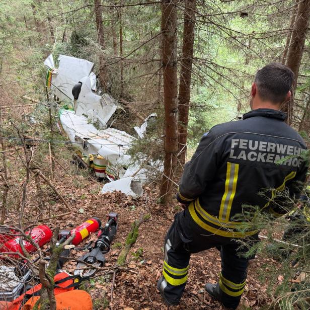 Das Wrack der zerschellten Piper 28 im Wald.