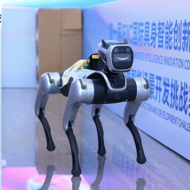 Vierbeiniger Roboterhund auf glänzendem Boden vor einer Wand mit chinesischer Beschriftung.