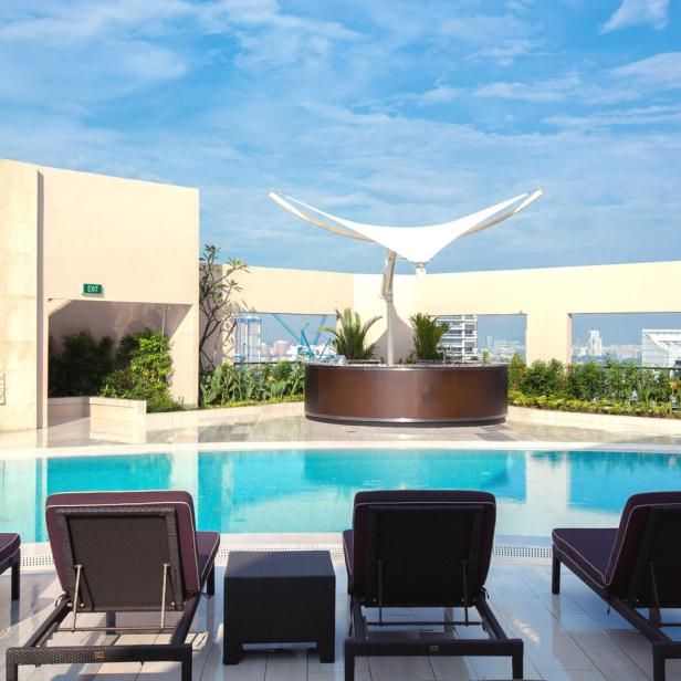 Ein Rooftop Pool bei einem Hotel