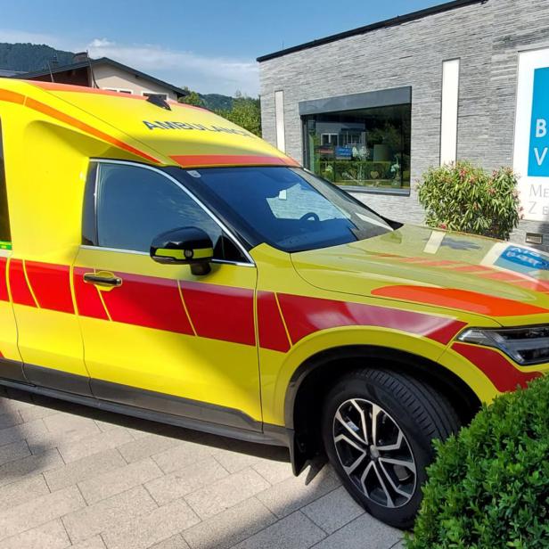 Krankentransportfahrzeug vor einem medizinischen Zentrum.