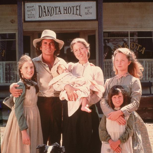 Michael Landon als Charles Ingalls mit Karen Grassle und den Kindern vor dem Dakota Hotel in „Unsere kleine Farm“.