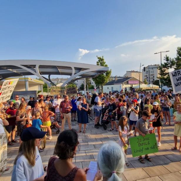 Protest vor dem Gemeindeamt Wiener Neudorf
