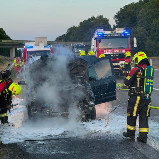 Feuerwehr unter Atemschutz löschte Pkw