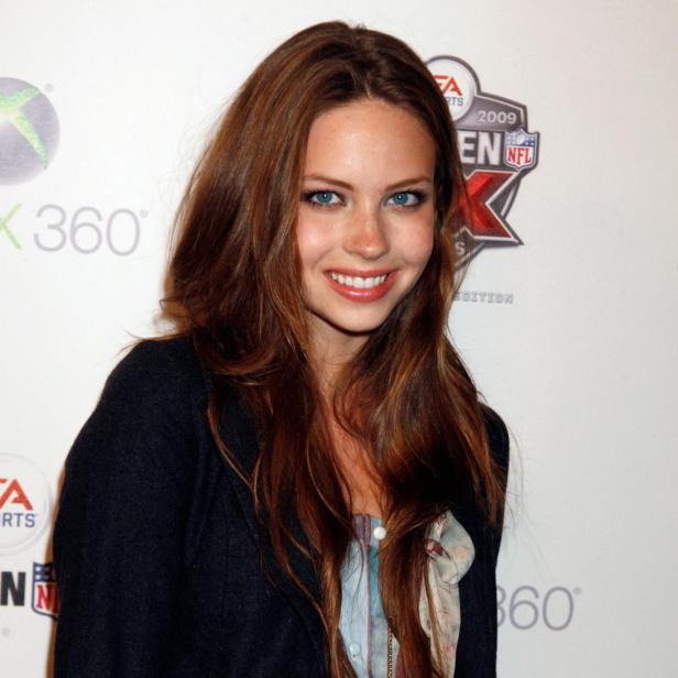 Daveigh Chase lächelt vor einer Wand mit Logos von EA Sports und Xbox 360.
