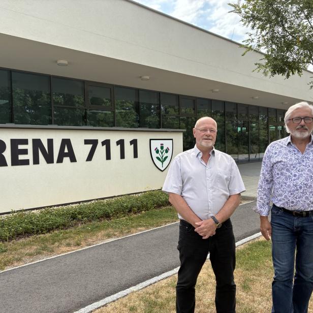 Zwei Männer stehen vor dem Gebäude der Arena 7111.