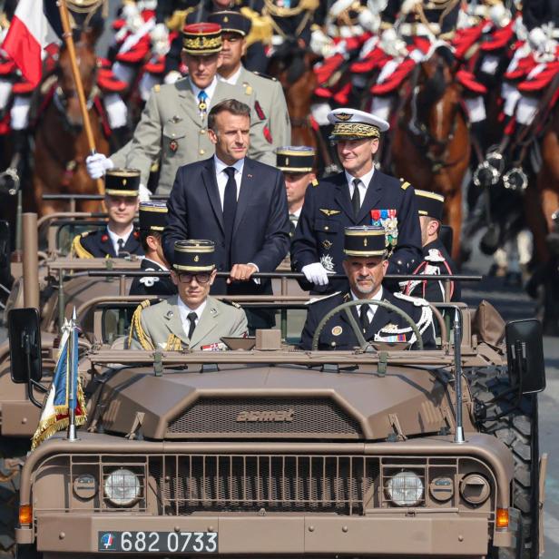 Macron in einem Kommandowagen der  Streitkräfte: Es war seine vorerst letzte Parade als Präsident.