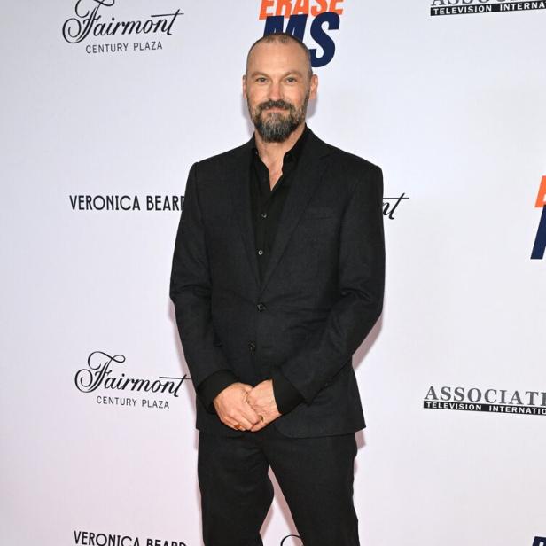 Brian Austin Green steht in einem schwarzen Anzug vor einer Sponsorenwand bei einer Veranstaltung im Fairmont Century Plaza.