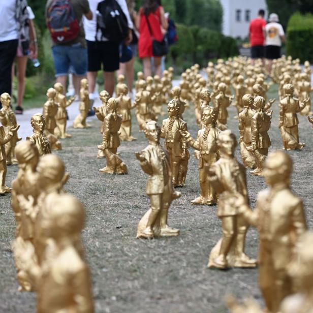 ++ THEMENBILD ++ SKULPTURENINSTALLATION "GOLDENE MINI-MOZARTS IM MIRABELLGARTEN"
